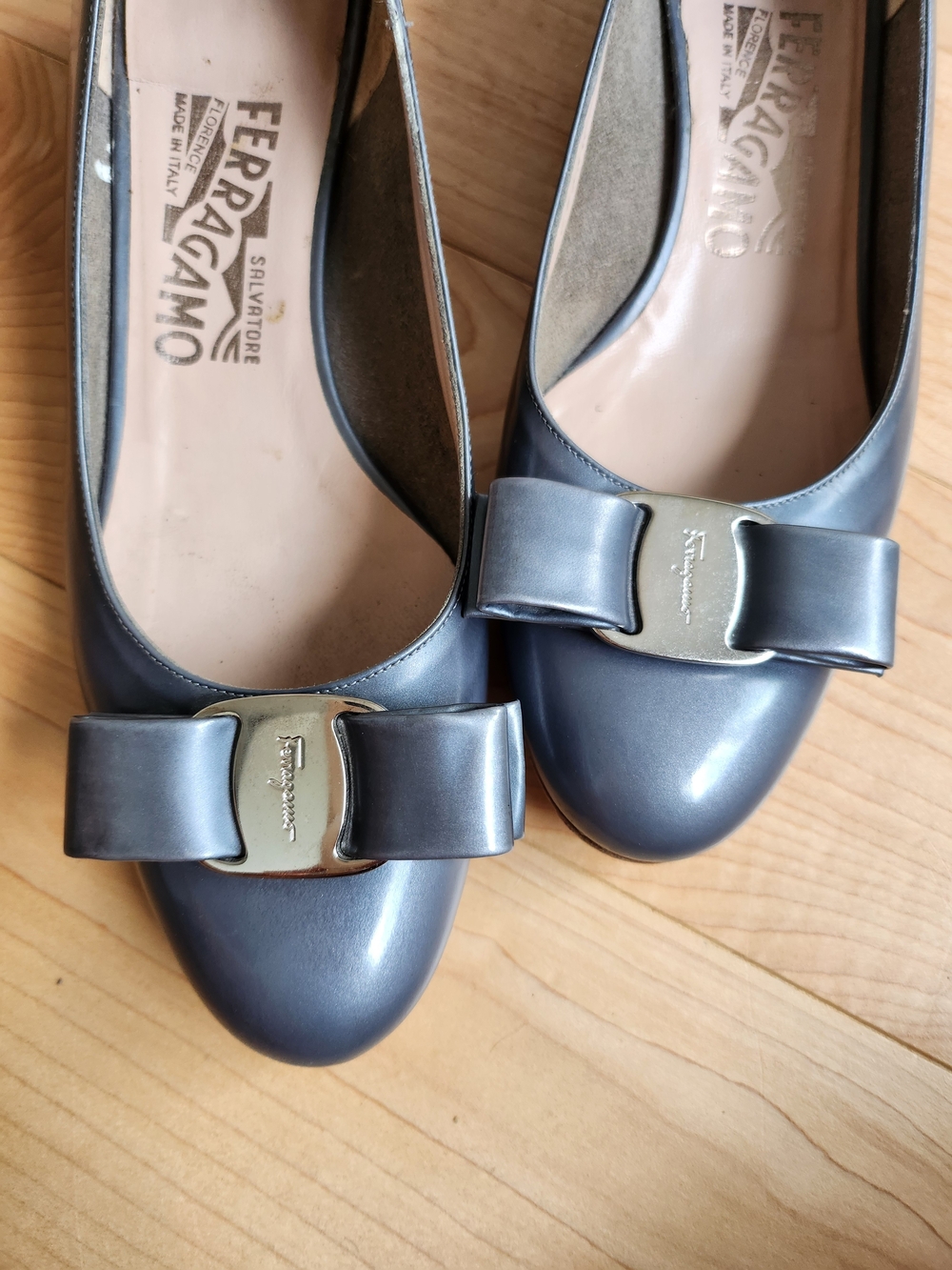Salvatore Ferragamo Pewter Vara Bow Flats - Picture 2 of 6